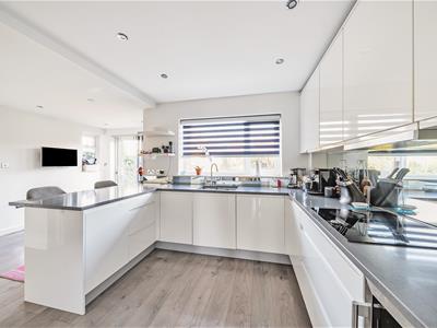 Kitchen/Breakfast Room: